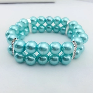 Détail du collier pour animaux en perles bleu ciel à double rangée avec séparateurs brillants
