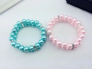 Détail des colliers pour animaux en perles roses et bleues à double rangée avec strass