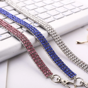 Détail de colliers strass pour animaux en rose, bleu et argent avec fermoirs homard