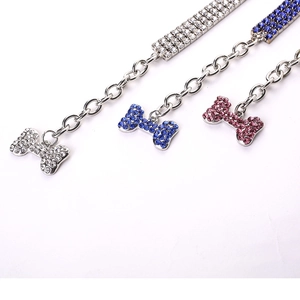 Macro de collier pour animaux en strass avec pendentif os en blanc, bleu et rose