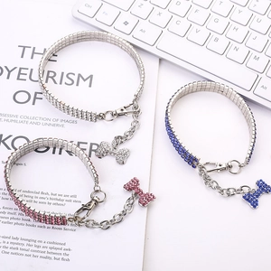 Vue détaillée de colliers pour animaux en strass rose, bleu et blanc avec pendentif