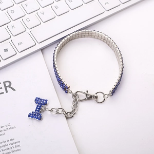 Détail du collier pour animaux avec strass bleus, trois rangées et pendentif os