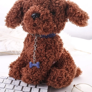 Collier pour chien avec strass bleus et pendentif en forme d'os sur une peluche