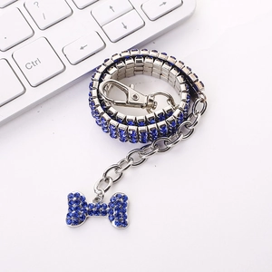 Détail du collier pour animaux en strass bleus avec pendentif en os et fermoir