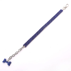 Détail d'un collier pour animaux avec strass bleus et pendentif en forme d'os