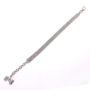 Gros plan du collier pour animaux à trois rangs de strass avec pendentif en os