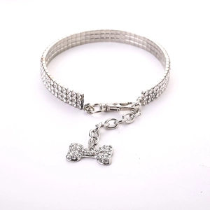 Détail macro du collier pour chat avec pendentif en forme d'os en strass étincelants
