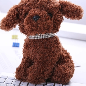Collier pour chien à trois rangées de strass avec pendentif en os sur un caniche