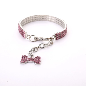 Détail du collier pour animaux en strass roses avec pendentif os brillant et fermoir mousqueton