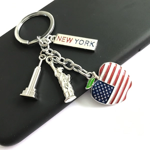 Detail von New York Souvenir-Schlüsselanhänger mit Freiheitsstatue und USA-Apfelanhänger
