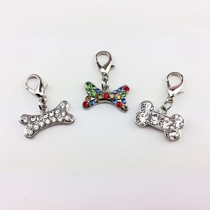 Ciondolo a forma di osso per cani con strass colorati e chiusura a moschettone per collari