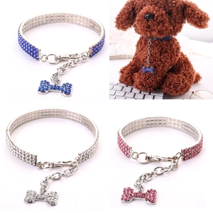 Collier pour Animaux en Strass Pendentif Os Alliage Trois Rangs Collier en Cristal pour Chiens Chats Bijoux Réglables Accessoire Décoratif