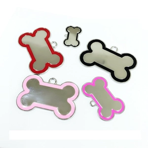 Medagliette per cani a forma di osso con bordi in smalto colorato e anelli di sospensione