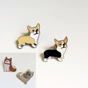 Détail des épinglettes en émail Corgi et Shiba Inu avec fermoirs papillon au dos