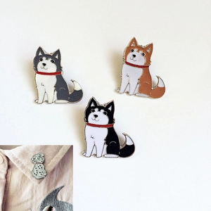 Détail de broches en émail en forme de Husky et Shiba Inu pour col de chemise