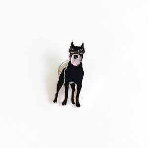 Détail d'une épingle en émail noir en forme de chien avec fermoir métallique sécurisé