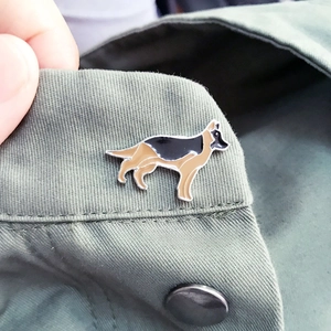 Broche détaillée en émail motif Berger Allemand sur un col en tissu vert olive