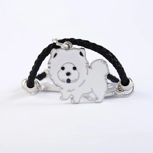 Detail van gevlochten touwarmband met witte bulldog-bedel en emaille decor