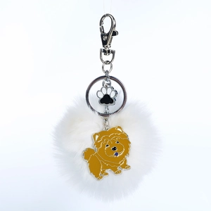 Détail du pompon blanc, du pendentif Chow Chow et de la patte sur porte-clés argenté