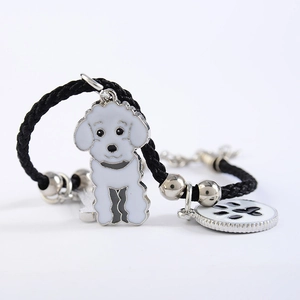 Detail van zwarte gevlochten huisdierarmband met wit hondje en pootafdruk hanger