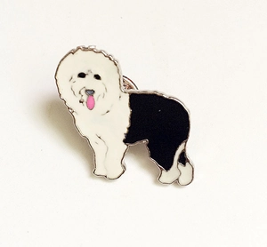 Vue macro détaillée d'une broche en émail de chien de berger avec des bords en métal poli