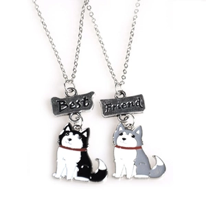 Vue détaillée des pendentifs chien husky Best Friend avec émail sur chaînes argentées