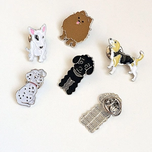 Lot détaillé de cinq broches émaillées pour chiens, dont Terrier, Poméranie et Caniche