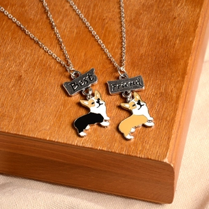 Détail des colliers Best Friend avec pendentifs Corgi mignons sur un support en bois