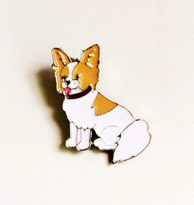 Vue détaillée d'une broche carlin en émail blanc et marron avec détail de langue rose