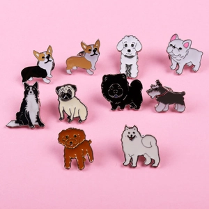 Lot de dix épinglettes colorées en émail représentant diverses races de chiens mignons