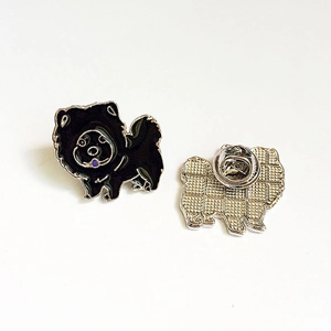 Broche chien Chow Chow en émail noir avec dos argenté texturé et fermoir papillon