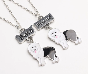 Détail du collier Best Friend avec pendentifs mignons en forme de chien noir et blanc