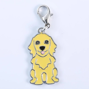 Ciondolo Golden Retriever in smalto giallo con chiusura a moschettone in metallo argento