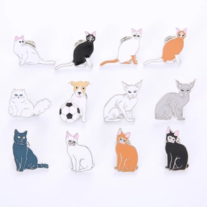 Collection détaillée de douze broches en émail coloré avec motifs de chats et de chiens
