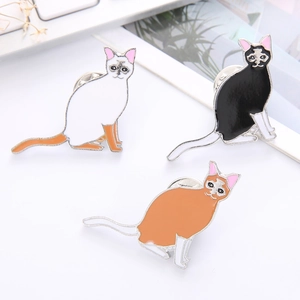 Détails de trois épinglettes chat en émail coloré avec fermoirs papillon en métal