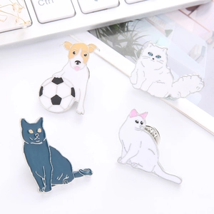 Lot de quatre épingles en émail d'animaux mignons avec chats et chiens en alliage