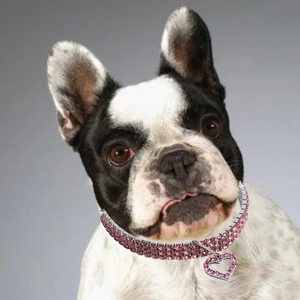 Vue détaillée du collier rose à trois rangées de strass avec pendentif en forme de cœur