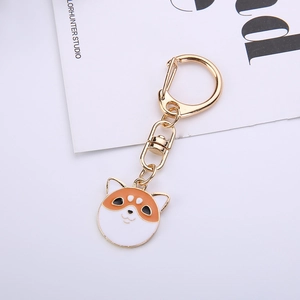 Süßer Shiba Inu Emaille Schlüsselanhänger mit goldenem Metallverschluss auf Weiß