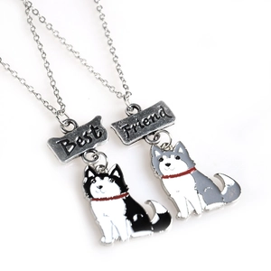 Vue détaillée des colliers Best Friend avec pendentifs husky et chaînes en métal argenté