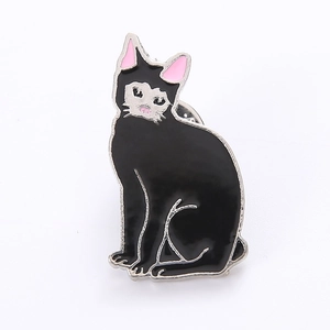 Détail de l'épingle et de la broche chat en émail noir avec bordures en métal argenté