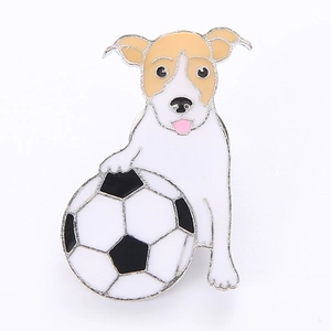 Vue détaillée d'une broche en émail représentant un Jack Russell terrier avec un ballon