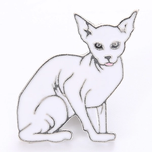 Détail du pin's chat Sphinx en émail blanc avec bords argentés et accents roses