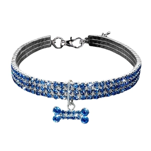 Funkelndes mehrreihiges Hundehalsband mit blauen Strasssteinen und Knochenanhänger für Katzen