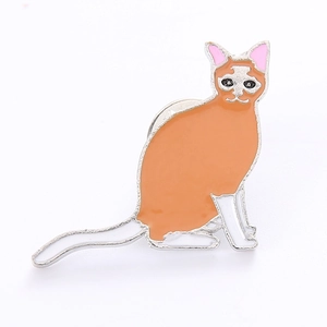 Vue détaillée d'une épingle à chat en émail avec corps orange et pattes blanches