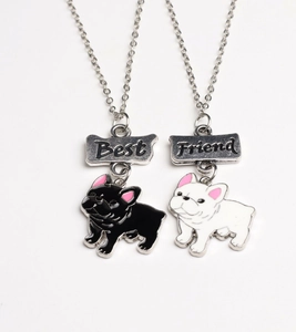 Gros plan des colliers Best Friend bouledogue français avec pendentifs en émail coloré