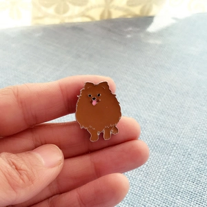 Charmante broche en émail Poméranien marron avec finition métallique et expression mignonne