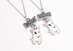 Détail des pendentifs Bull Terrier en émail avec plaques Best Friend sur chaînes argentées