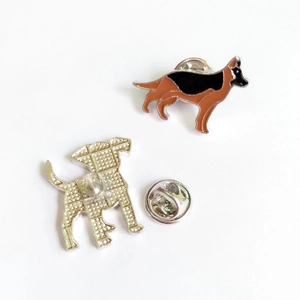 Broches en émail en forme de Berger Allemand avec finition argentée et fermoir papillon