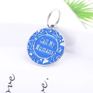 Médaillon rond bleu pour animal avec motifs d'os argentés et texte gravé net