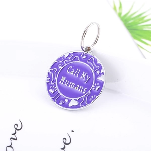 Détail du médaillon violet pour chien avec motifs d'os et gravure Call My Humans